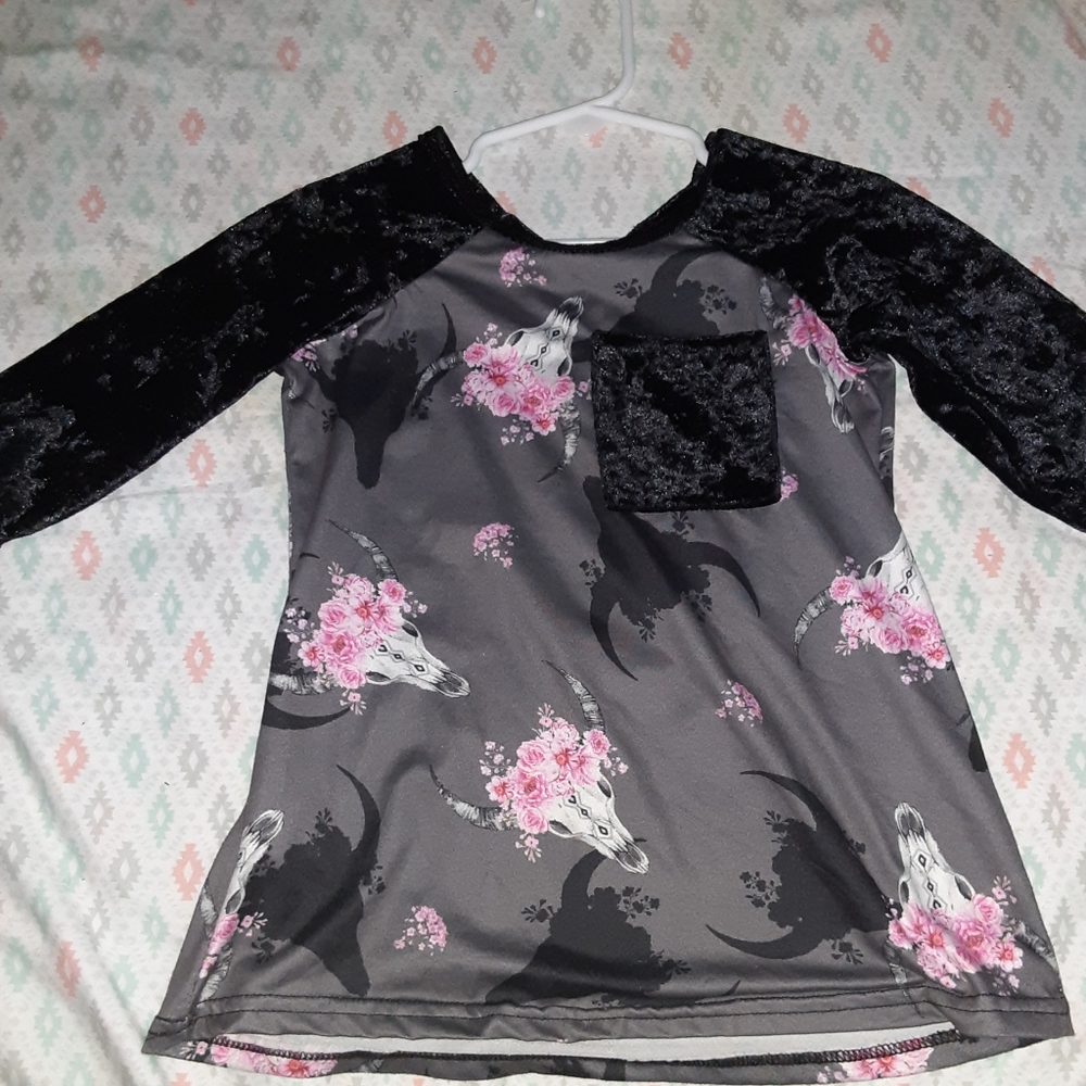 🎉2/$15🎉 Boho cow skull shirt